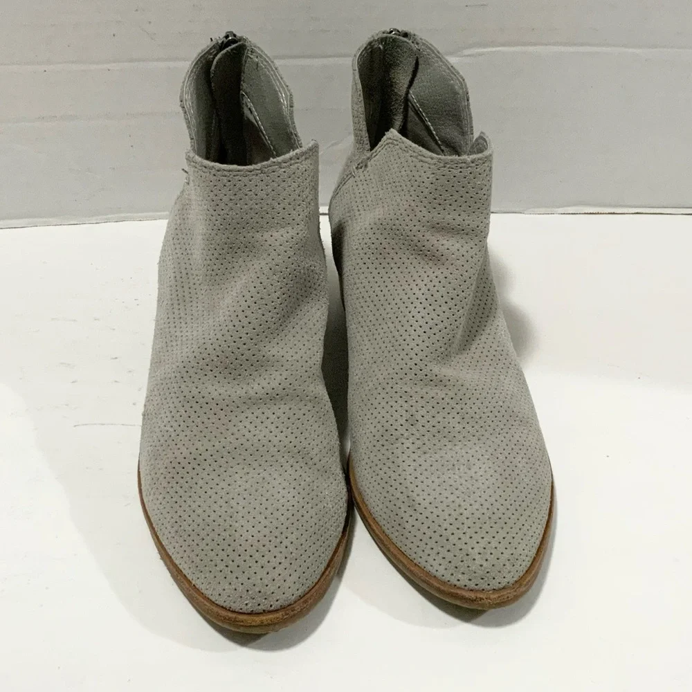 Dolce Vita Karsen Gray Perforated Suede Ankle Bootie Womens Size 8 - Picture 2 of 10